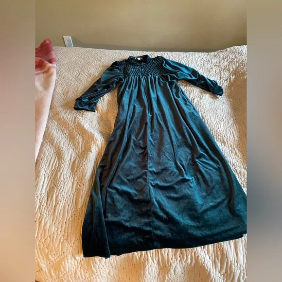 Vintage Green Velvety Nighdress - Picture 4 of 5